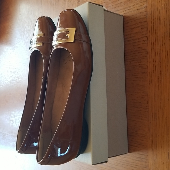 Clarks Patent Leather Ladies Flats - Picture 2 of 6